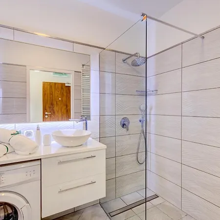 Apartment Silver 6 *